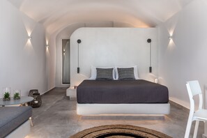 Suite Bulan Madu, hot tub (Caldera View) | Seprai premium, selimut bulu angsa, minibar, dan brankas