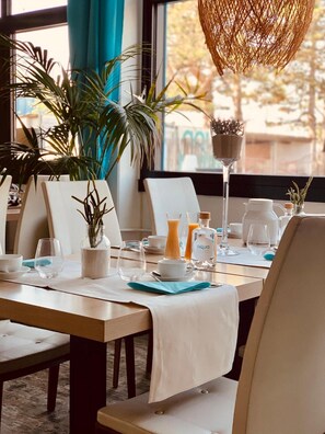 Breakfast, lunch, dinner served; Regional cuisine  - Aqua Hotel (Konstanz)