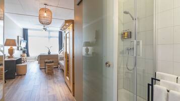 Juniorsuite with infrared cabin | Badrum | Dusch, gratis toalettartiklar, hårtork och handdukar