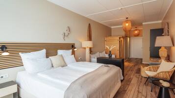 Juniorsuite with infrared cabin | Individueel gedecoreerd, individueel gemeubileerd, een bureau