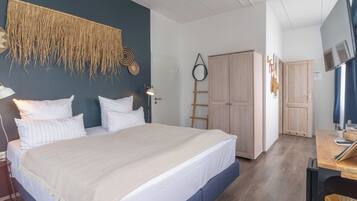 Comfort dubbelrum - balkong | 1 sovrum, individuell inredning, unika möbler och skrivbord