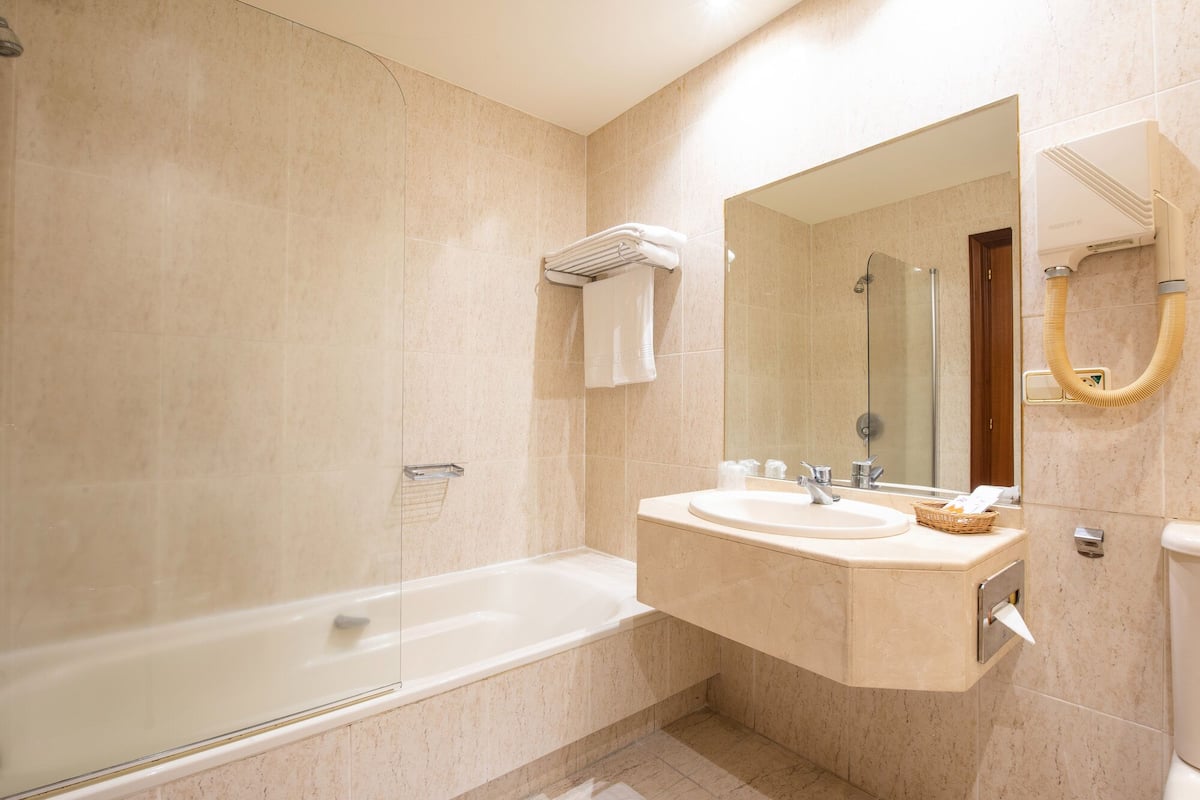 standard double room | bathroom | jetted bath, free toiletries, hair dryer, towels