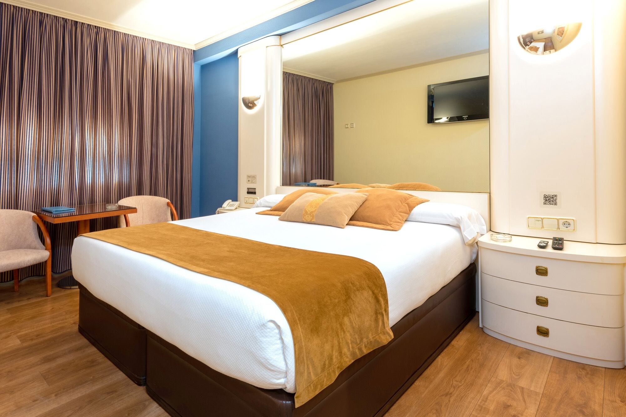 standard double room | desk, free wifi, bed sheets