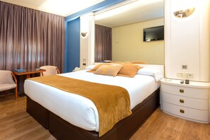 Standard Double Room | Desk, free WiFi, bed sheets - Motel Jardin (Oleiros)