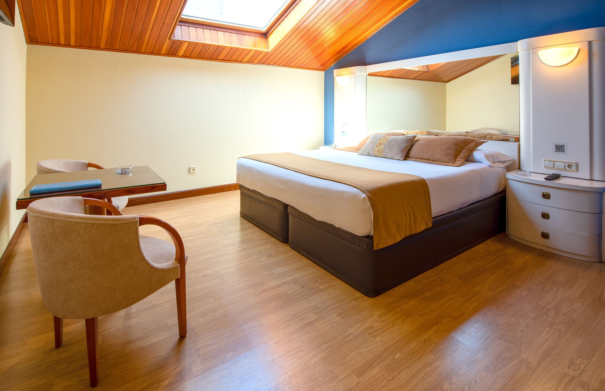 junior double room | desk, free wifi, bed sheets