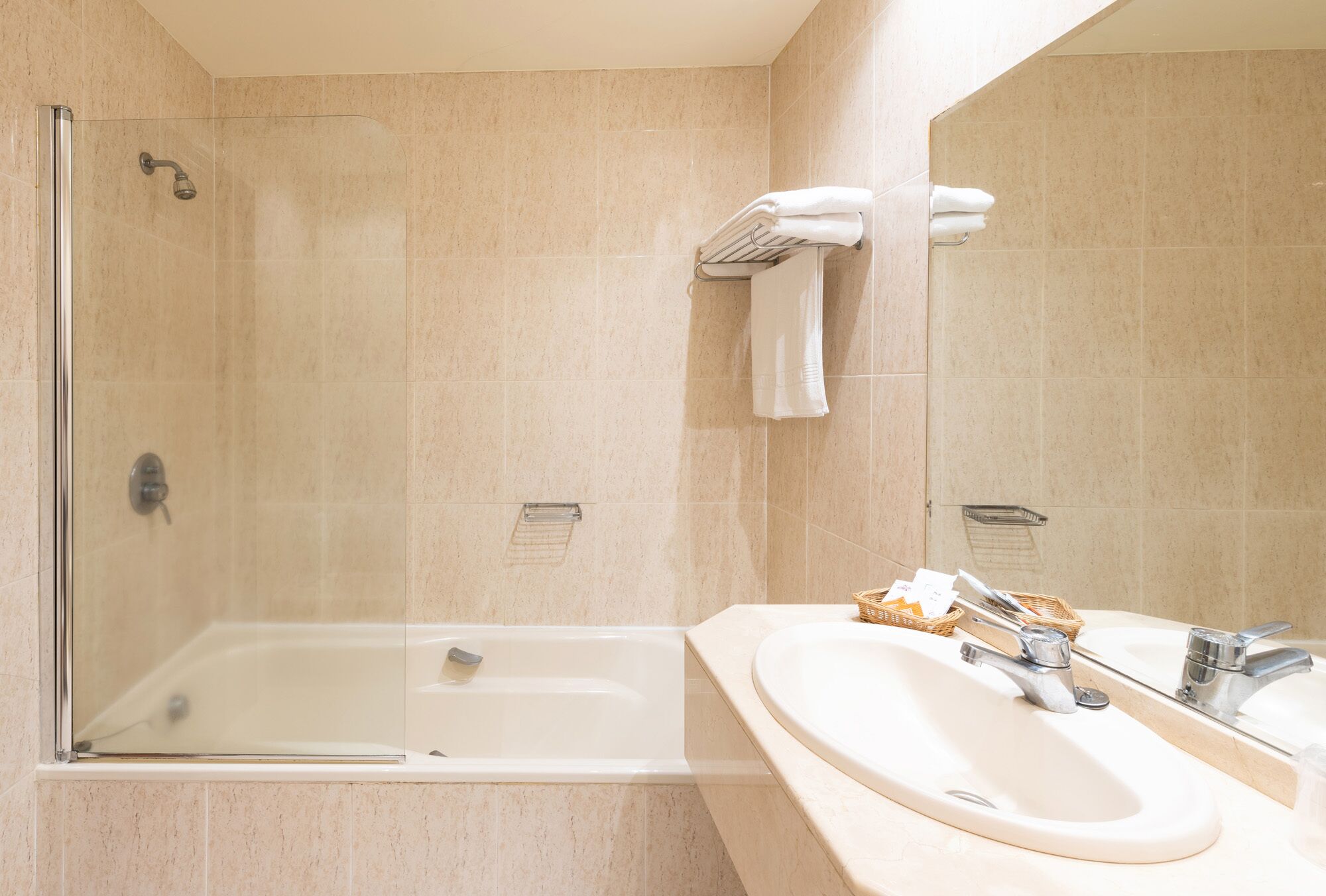 standard double room | bathroom | jetted bath, free toiletries, hair dryer, towels