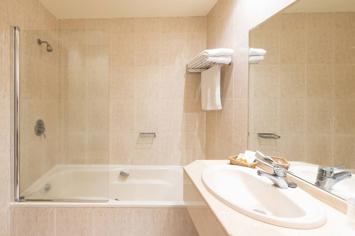 standard double room | bathroom | jetted bath, free toiletries, hair dryer, towels