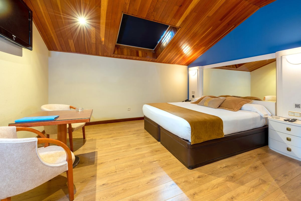 junior double room | desk, free wifi, bed sheets