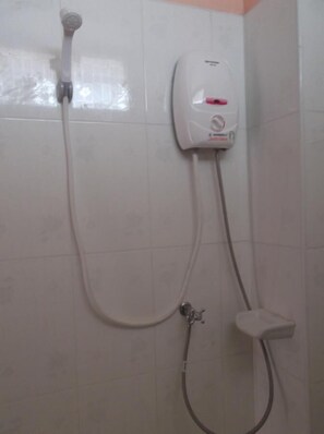 A/C Twin Room -Shared Bath | Bathroom shower - Moon Travel Guesthouse (Ko Pha-ngan)