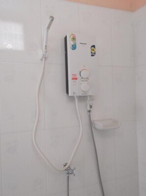 Standard Room A/C | Bathroom shower - Moon Travel Guesthouse (Ko Pha-ngan)