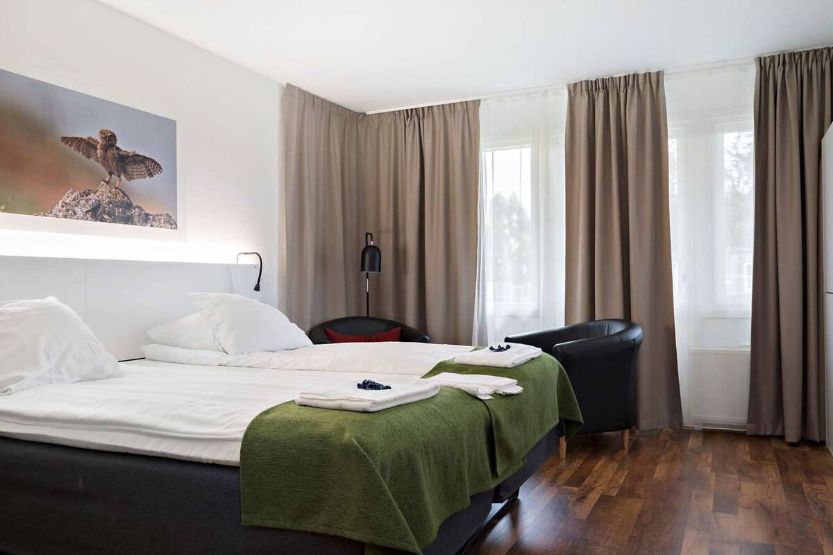 WiFi (free), bed sheets