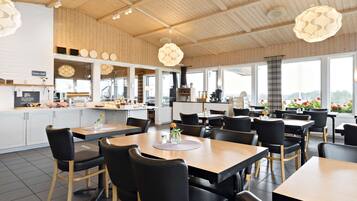 朝食 (ビュッフェ)、毎日提供 (無料)