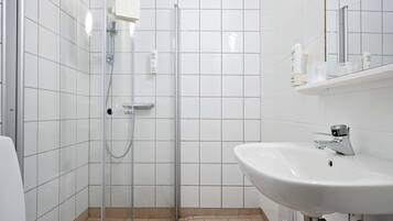 シャワー、バスアメニティ (無料)、ヘアドライヤー