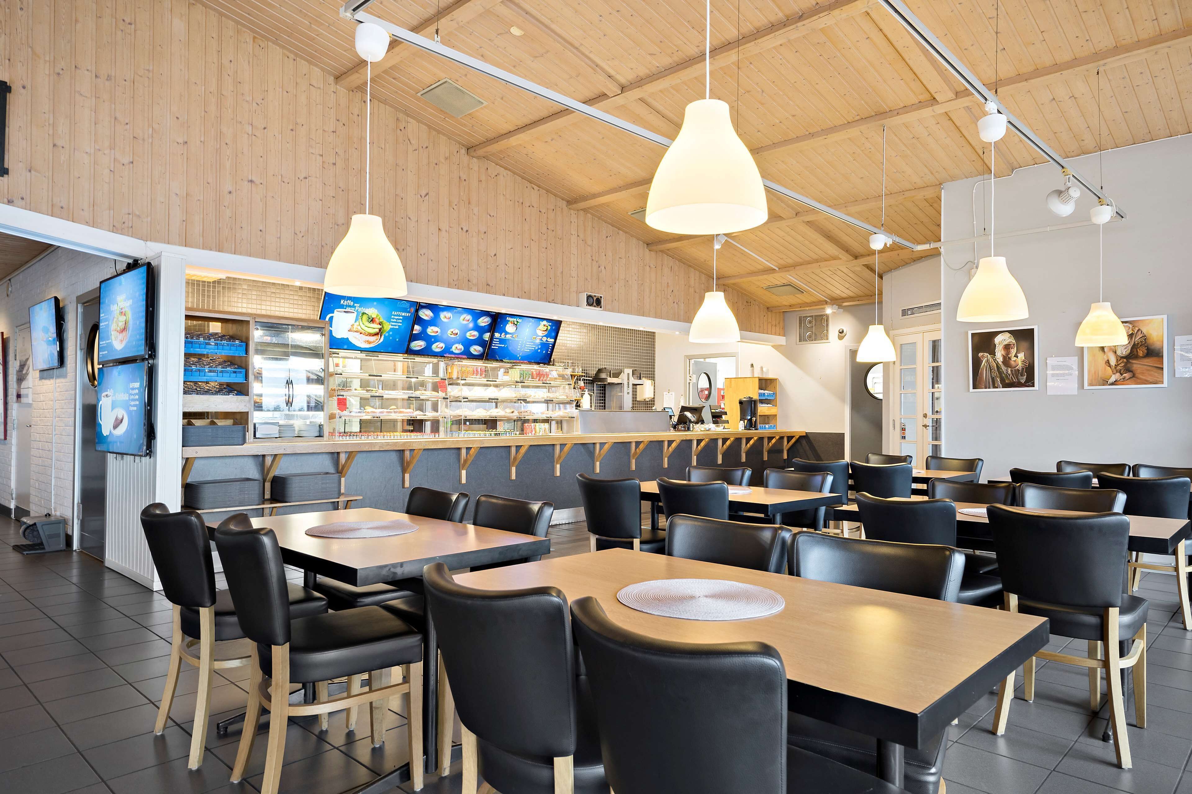 breakfast, lunch served; local cuisine, al fresco dining