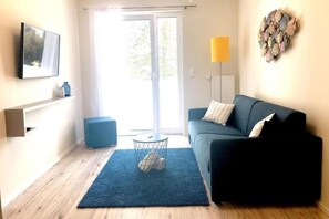 Superior Suite with Balcony/Terrace | Roupas de cama antialérgicas, individualmente mobiliados, escrivaninha