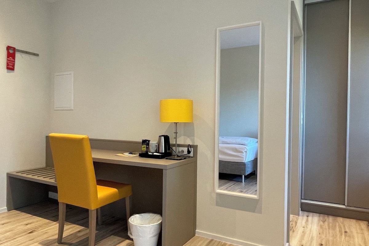 Ropa de cama hipoalergénica, muebles diferentes y escritorio