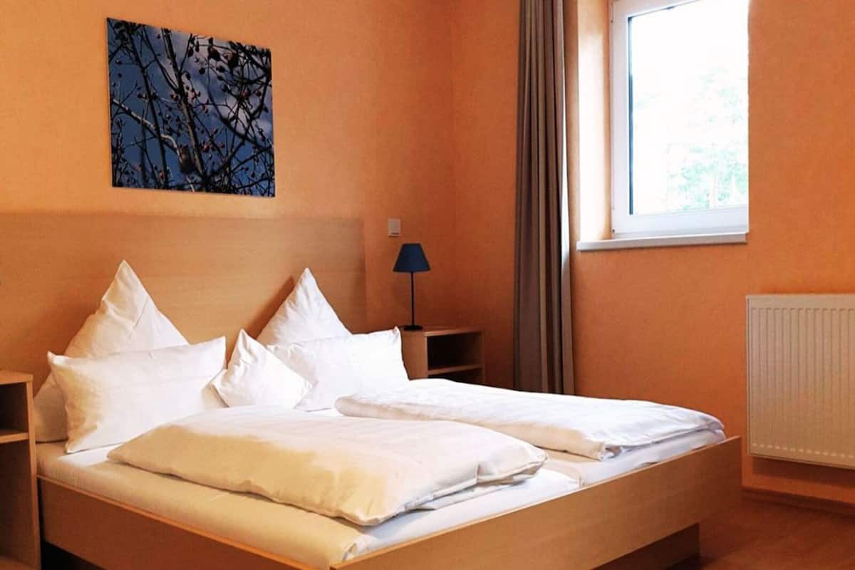 Ropa de cama hipoalergénica, muebles diferentes y escritorio