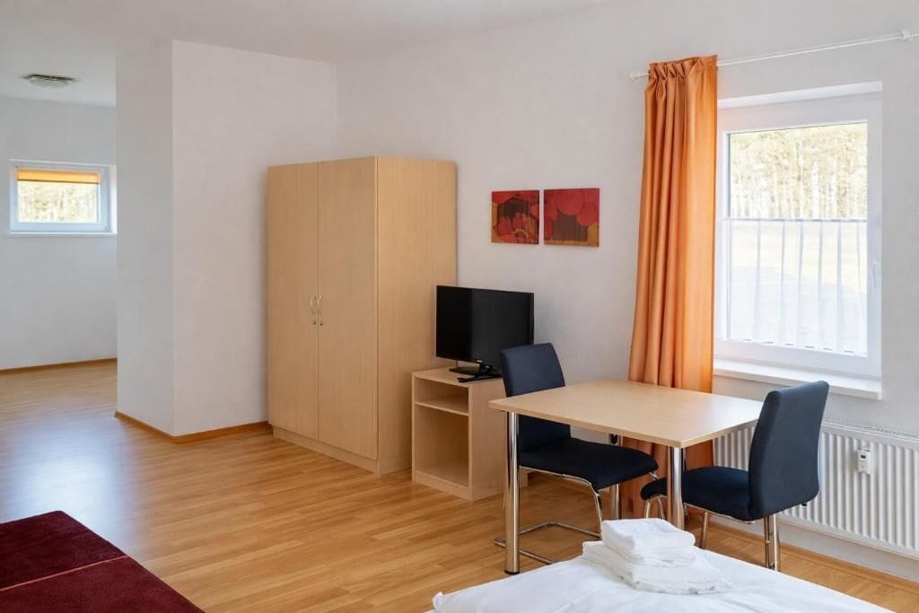 Habitación doble Confort | Ropa de cama hipoalergénica, muebles diferentes y escritorio 