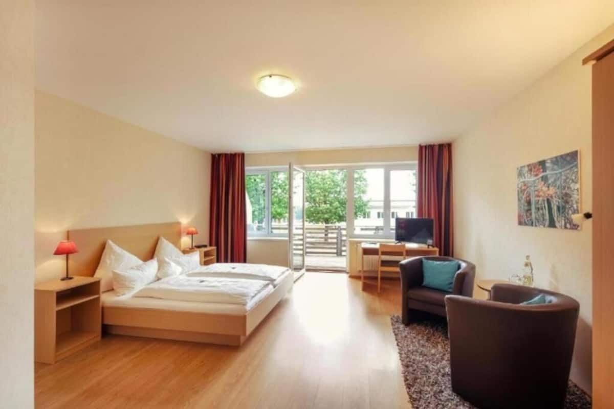 Habitación doble superior (Lakeview Balcony) | Ropa de cama hipoalergénica y escritorio