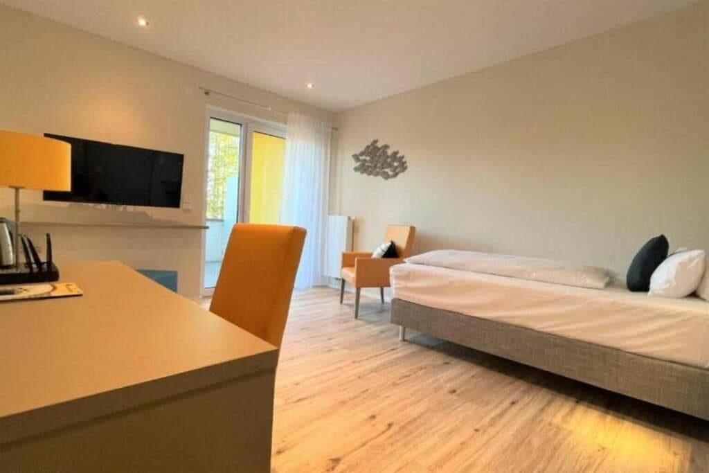 Comfort eenpersoonskamer, balkon | Hypoallergeen beddengoed, individueel gemeubileerd, een bureau