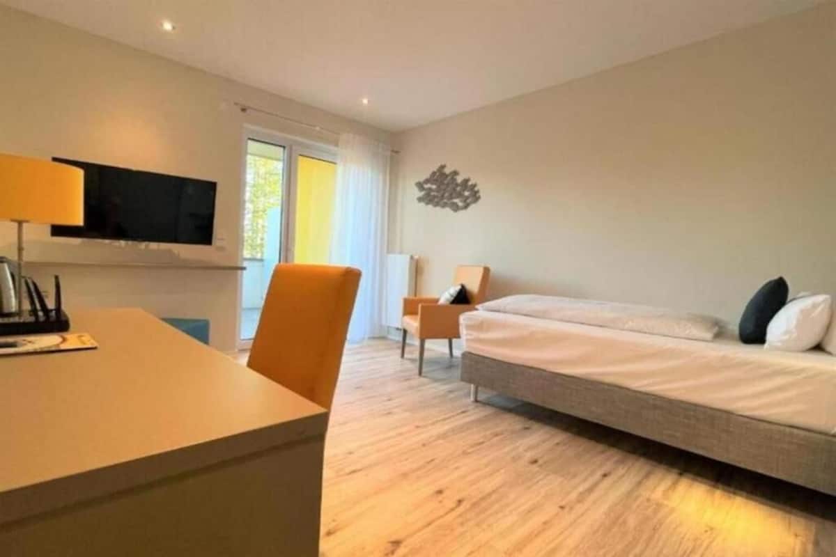 Enkeltrom, balkong | Allergitestet sengetøy, individuelt innredet og skrivebord