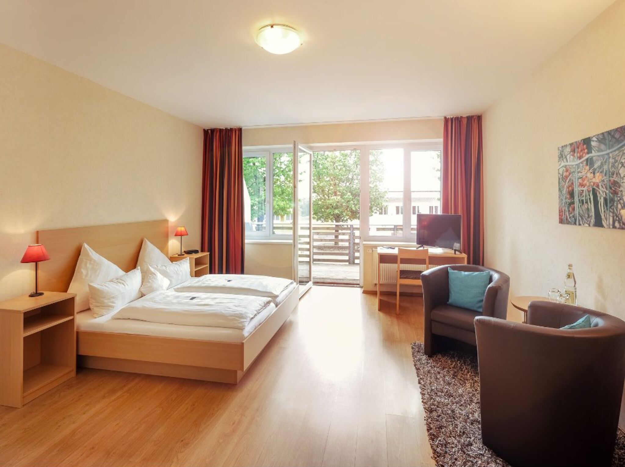 Ropa de cama hipoalergénica, muebles diferentes y escritorio 