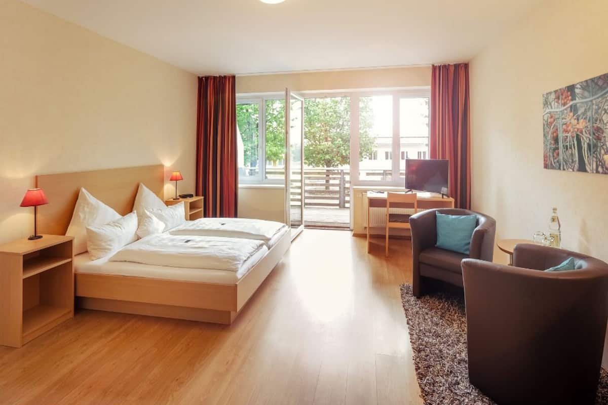 Ropa de cama hipoalergénica, muebles diferentes y escritorio