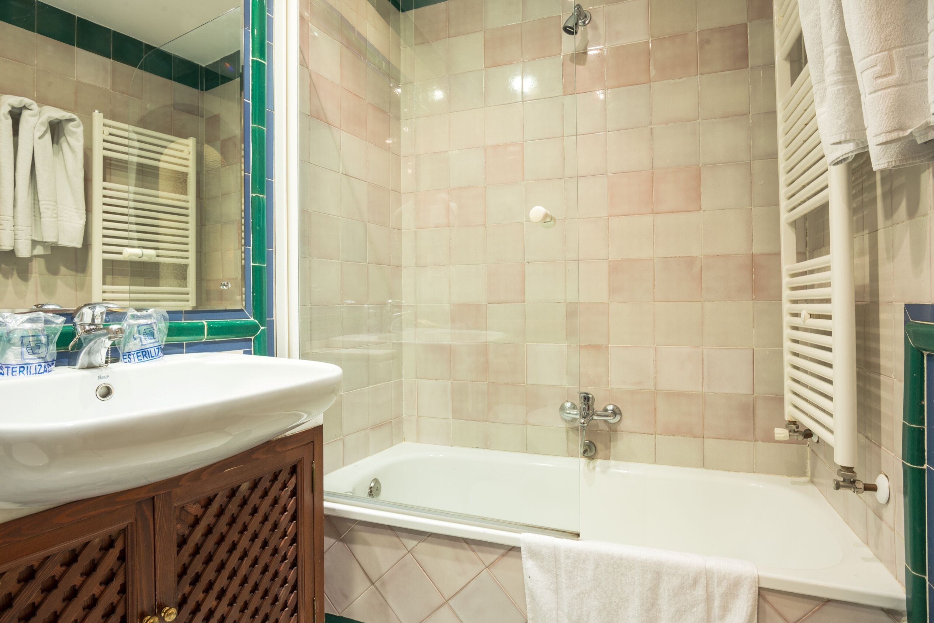 standard double room | free wifi, bed sheets