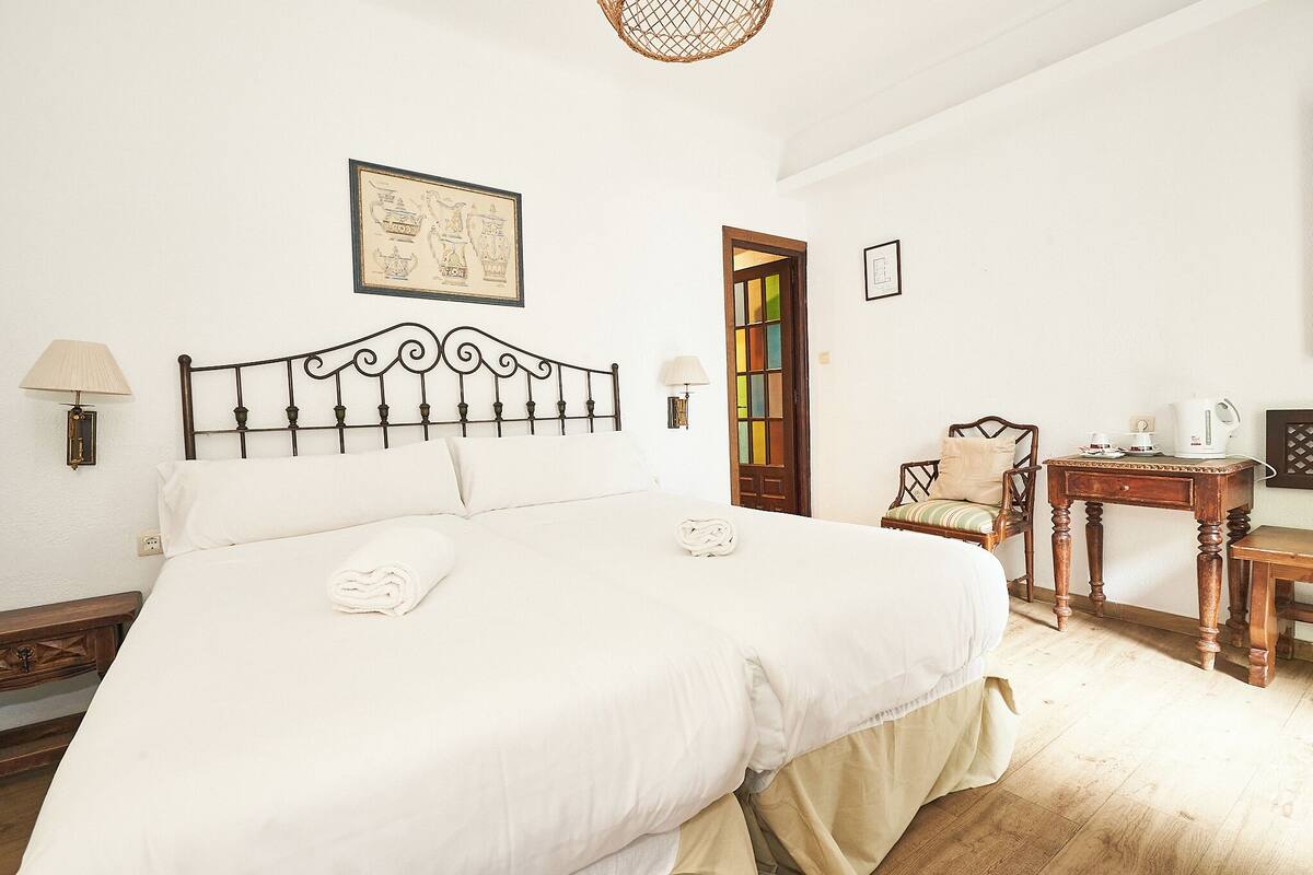 Standard Double Room | WiFi (free), bed sheets