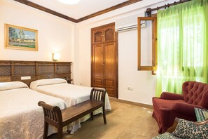 Family Room | Living area - Hotel America (Granada)