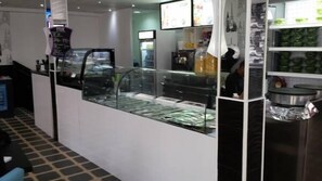 Petit déjeuner buffet (7.90 EUR par personne)