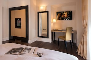 2 bedrooms, free minibar items, in-room safe, blackout drapes