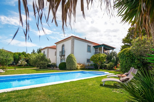 Een binnenzwembad, 2 buitenzwembaden en ligstoelen