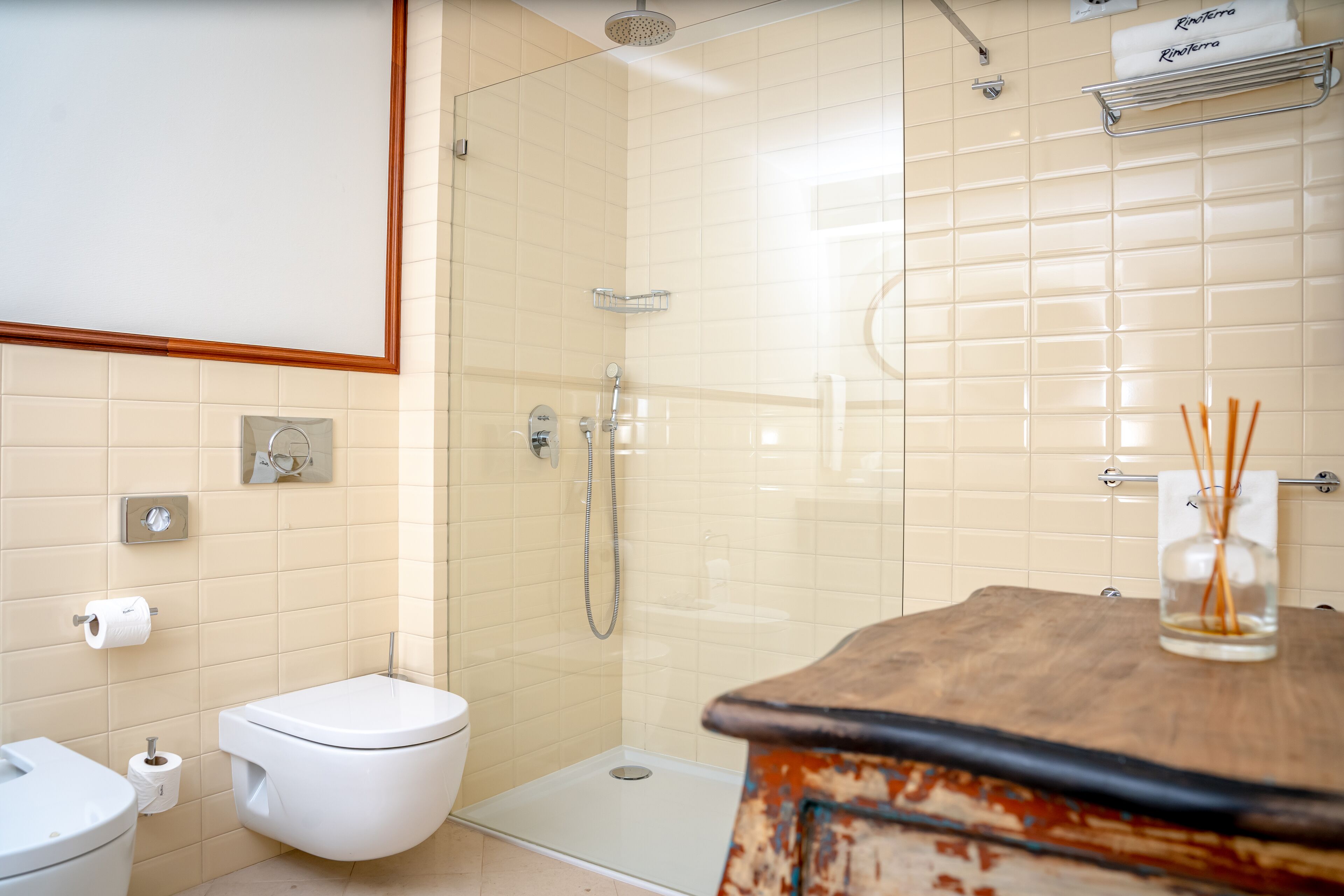 Un baño con inodoro, bidé y ducha.