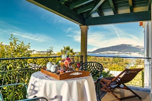 Svit (Spa Access) | Minibar, värdeförvaringsskåp på rummet, unika möbler och skrivbord