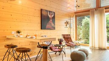 Bungalow Standard (Spa Access) | Minibar, värdeförvaringsskåp på rummet, unika möbler och skrivbord