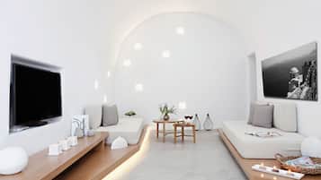 Villa, 2 soverom | Oppholdsområde | En 32-tommers Flatskjerm-TV med Parabol-TV samt LCD-TV og DVD-spiller