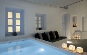 Outdoor spa tub - Anemolia Villa (Santorini)