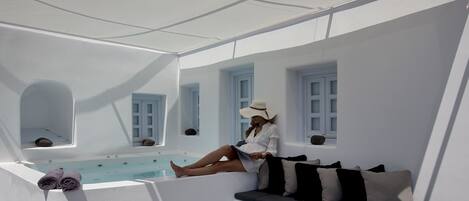 مغطس بمضخات للمياه