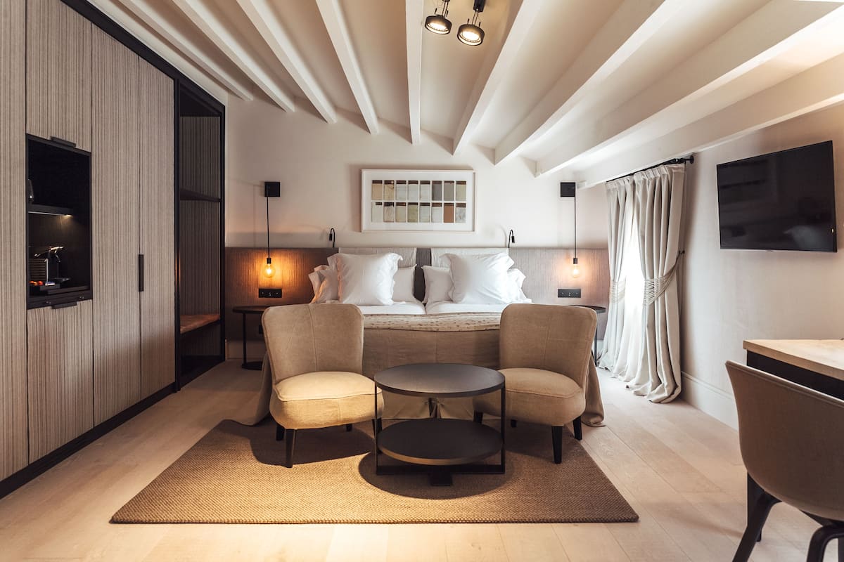 double room (privilege) | 1 bedroom, premium bedding, minibar, in-room safe