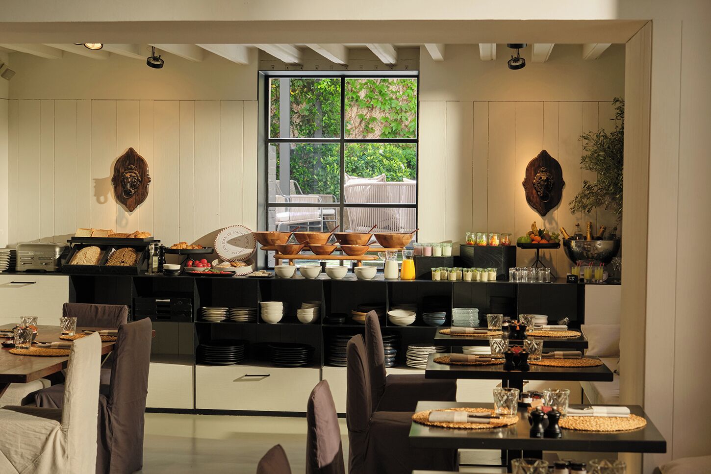 daily cooked-to-order breakfast (eur 25 per person)