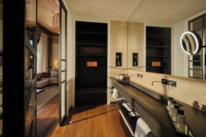Suite (Sant Francesc) | Bagno | Set di cortesia firmato, asciugacapelli, accappatoio, pantofole