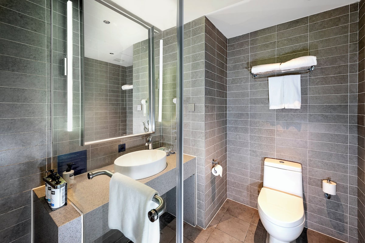 Shower, rainfall showerhead, free toiletries, hair dryer