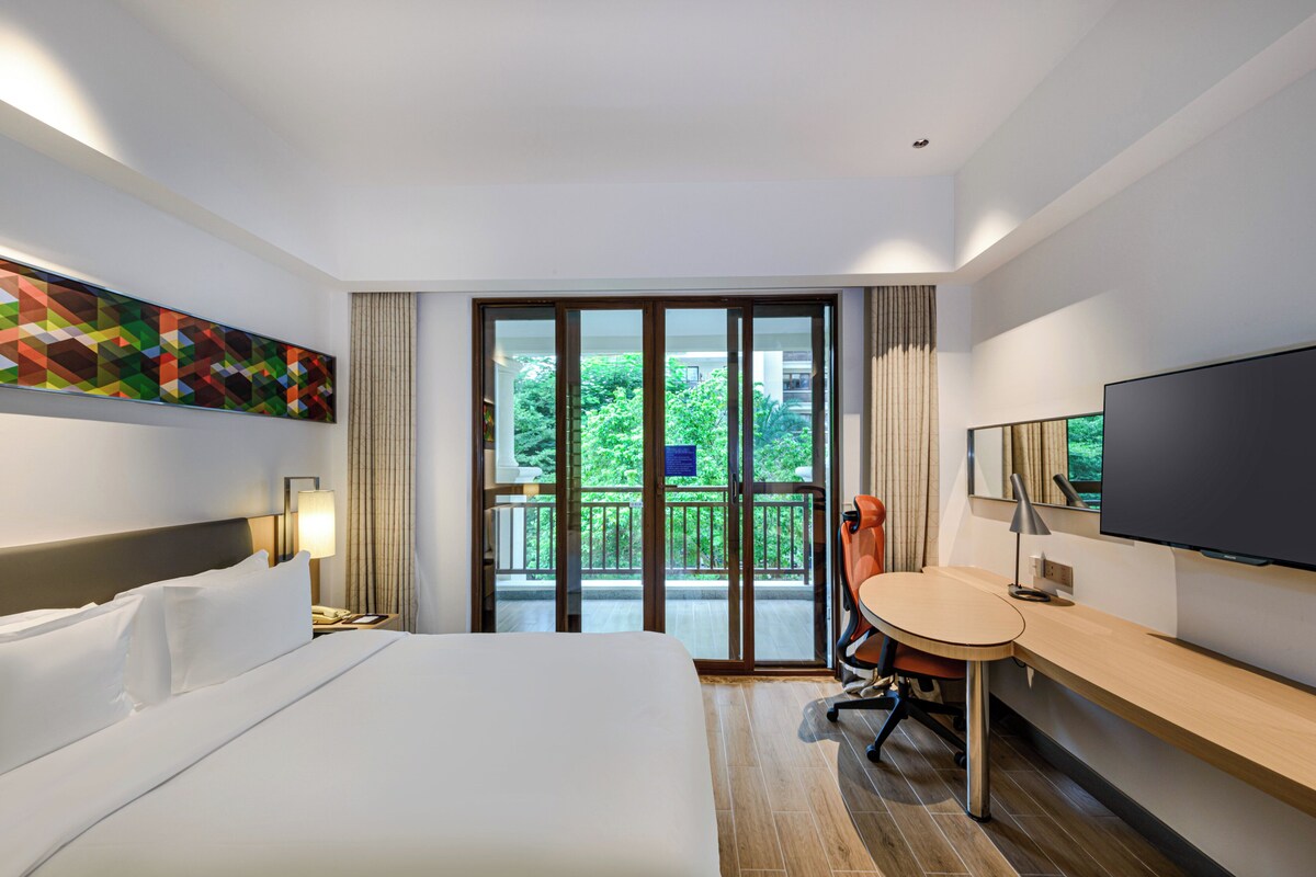 ห้องสแตนดาร์ด, เตียงควีนไซส์ 1 เตียง, วิวสวน | 1 ห้องนอน, ตู้นิรภัยในห้องพัก, โต๊ะทำงาน, พื้นที่ทำงานแบบใช้แล็ปท็อป