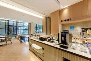 Breakfast, lunch and dinner served - Holiday Inn Express Haikou West Coast by IHG (Haikou)
