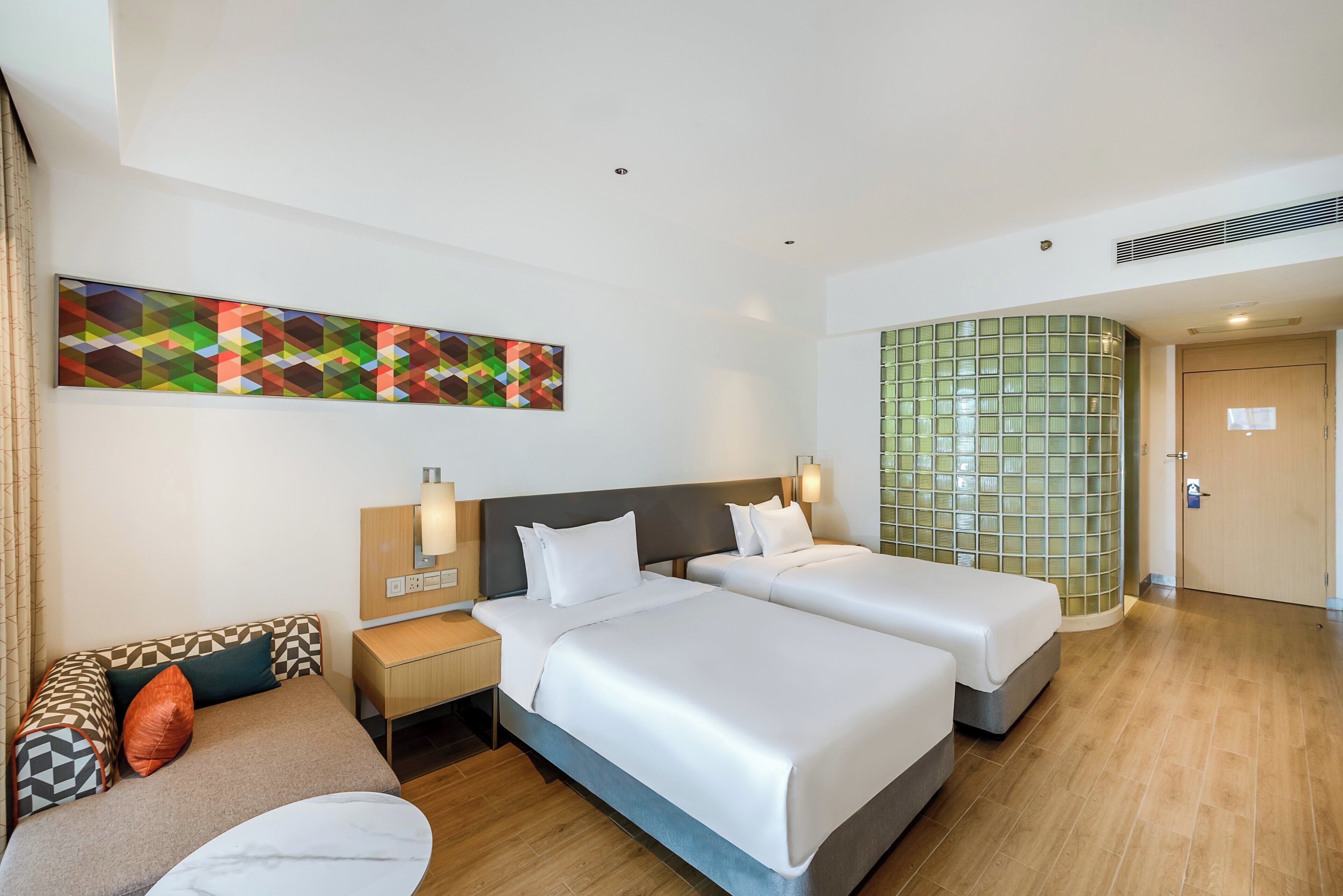 1 多间卧室、客房内保险箱、办公桌、遮光窗帘