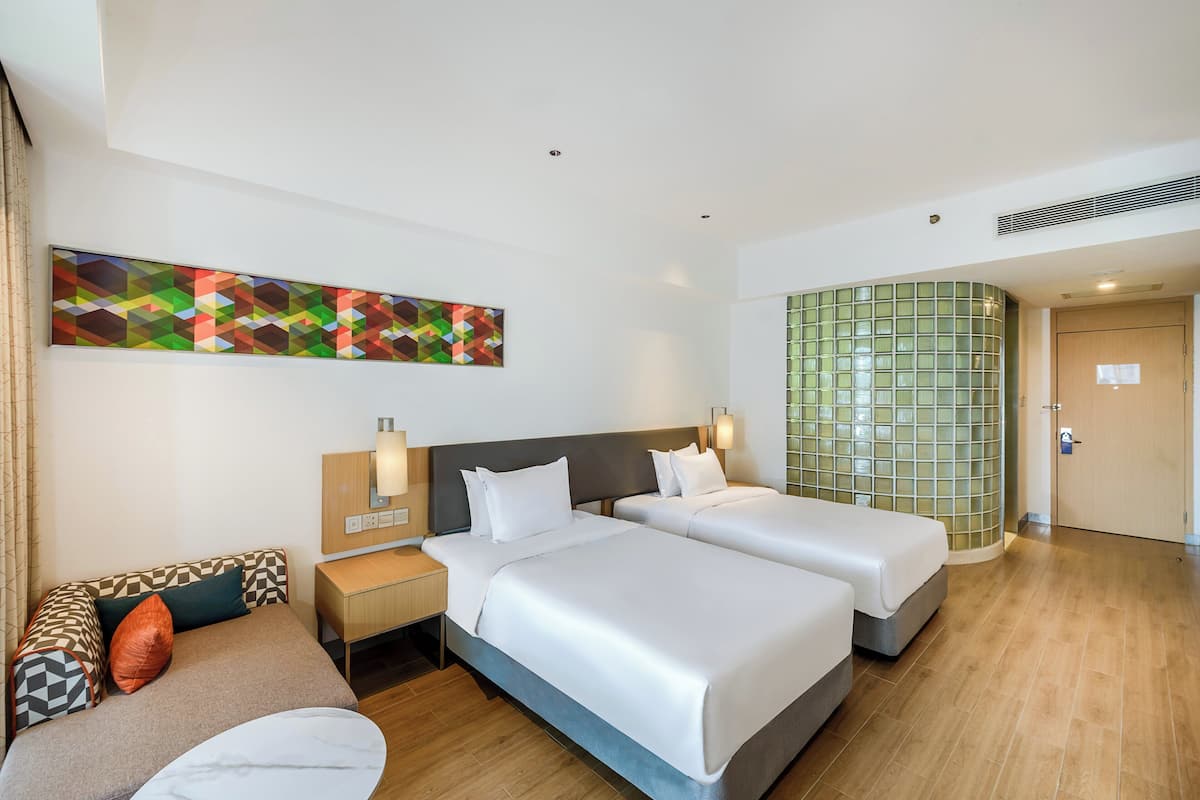 Quarto standard, 2 camas de solteiro, vista para o jardim | 1 quarto, cofres nos quartos, escrivaninha, cortinas blackout