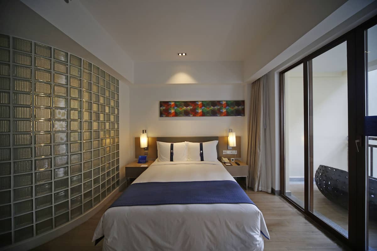 Standard-huone, 1 keskisuuri parisänky, näköala puutarhaan | 1 makuuhuone, tallelokero huoneessa, työpöytä, pimennysverhot