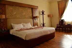 华丽客房 | 迷你吧、办公桌、遮光窗帘、熨斗/熨板