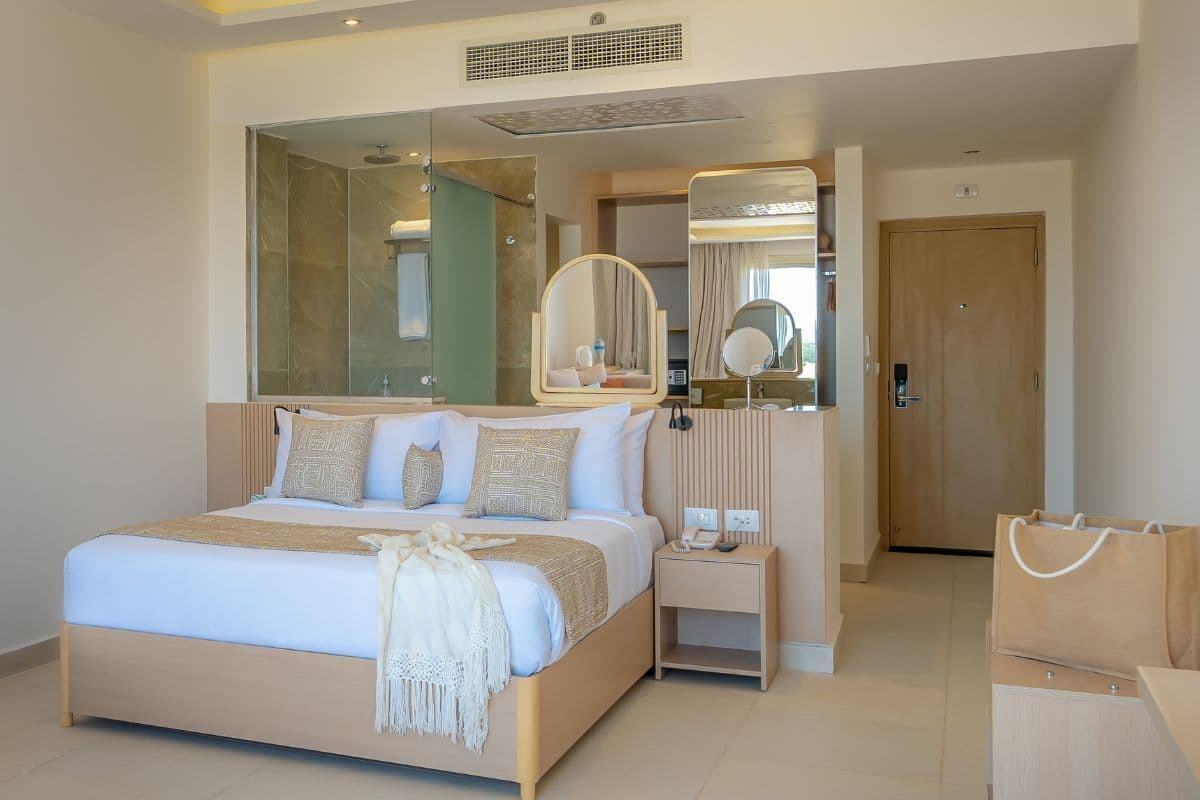 Habitación superior, vista al mar | Caja de seguridad en la habitación, escritorio y cortinas blackout